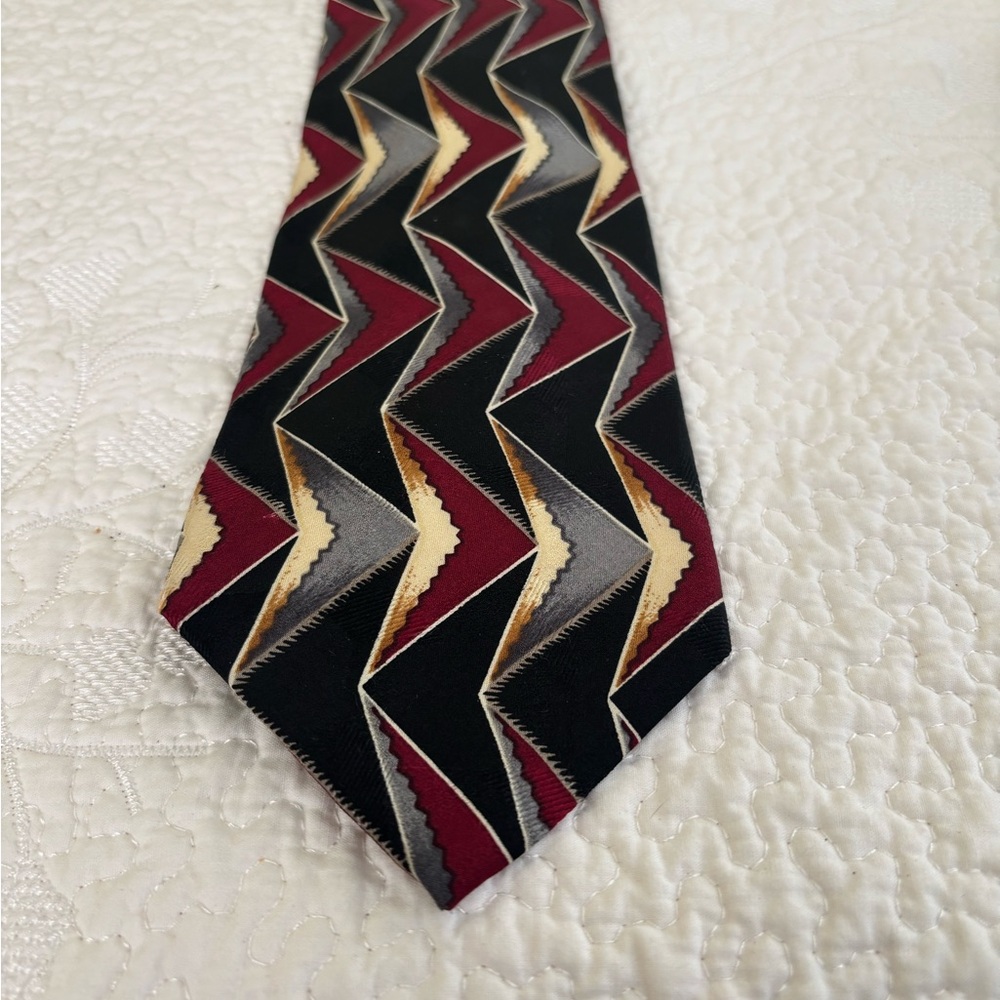Stylish Black and Red Zigzag Men's Tie